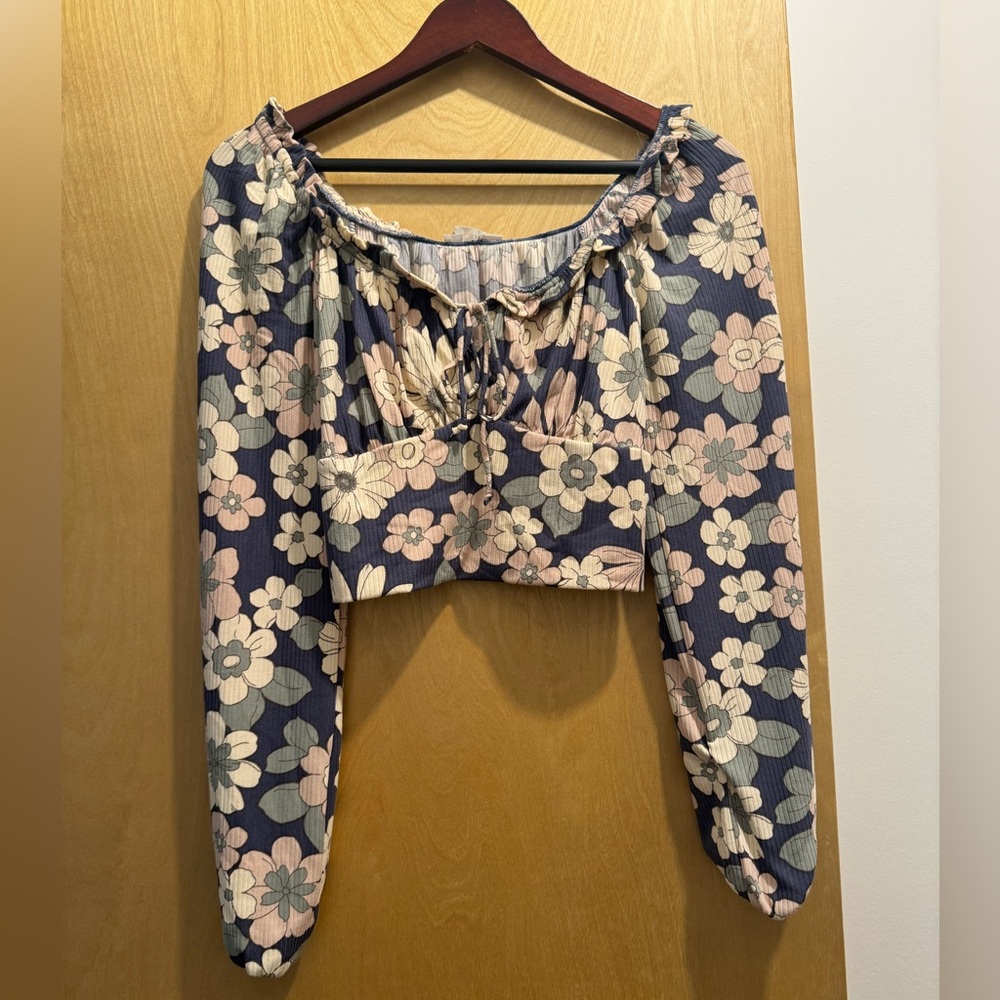 NWT feminine cropped floral shirt